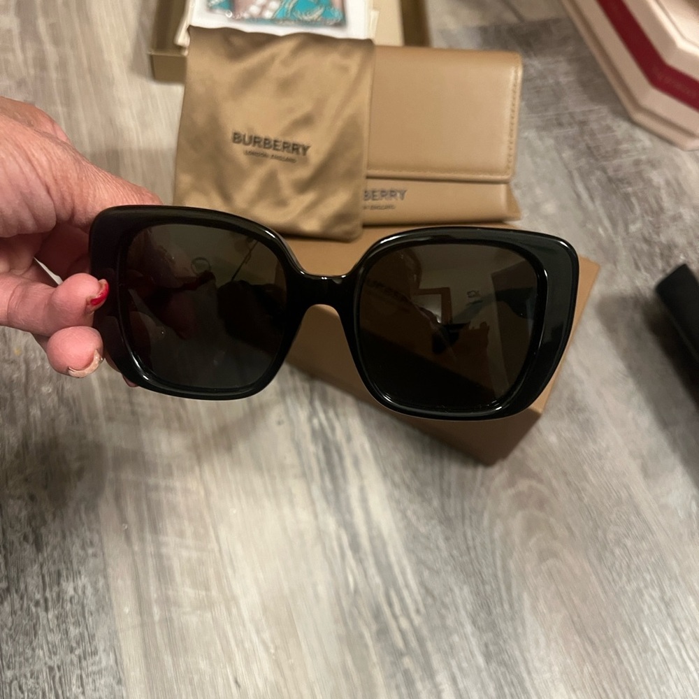 Burberry Elegant Black Women's Sunglasses - Picture 6 of 6